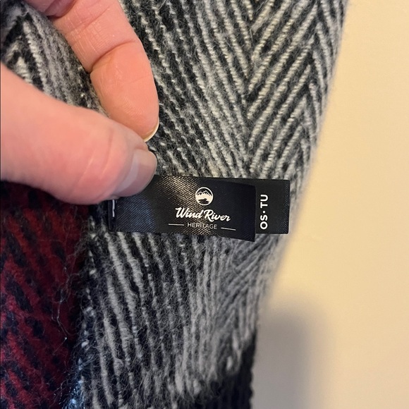 Elegant Large Plaid Scarf in Black, Cream, and Red - Picture 5 of 8